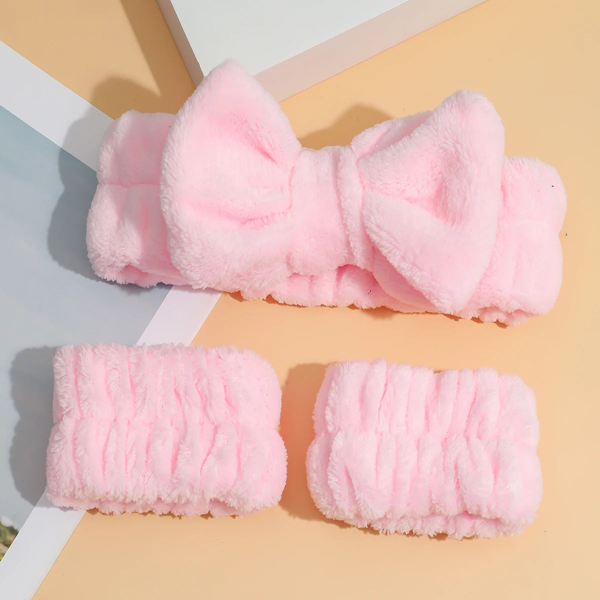 16-piece makeup set, a makeup kit, includes a three-piece hairband set, makeup sponges, and cleansing tools.